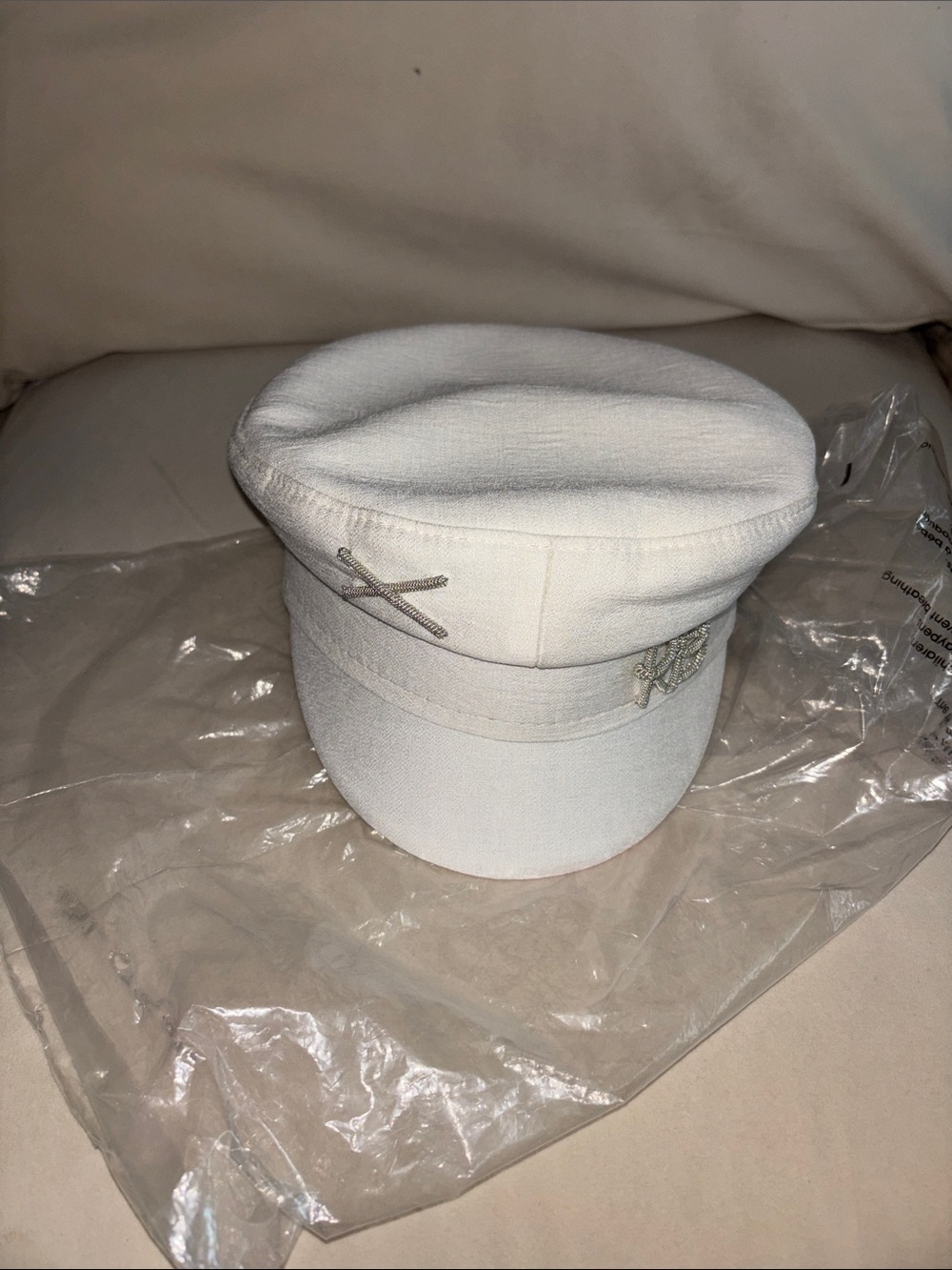 Women’s White Cotton Newsboy Cap with Decorative Metal Accents